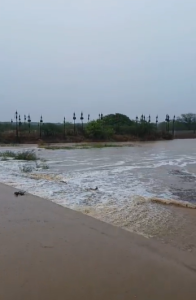  VÍDEO: Primeiras chuvas do ano provocam sangria na barragem de Triunfo Potiguar