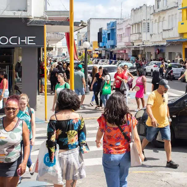 Mulheres vivem mais que os homens no Brasil, mas ‘vantagem’ diminuirá, segundo IBGE