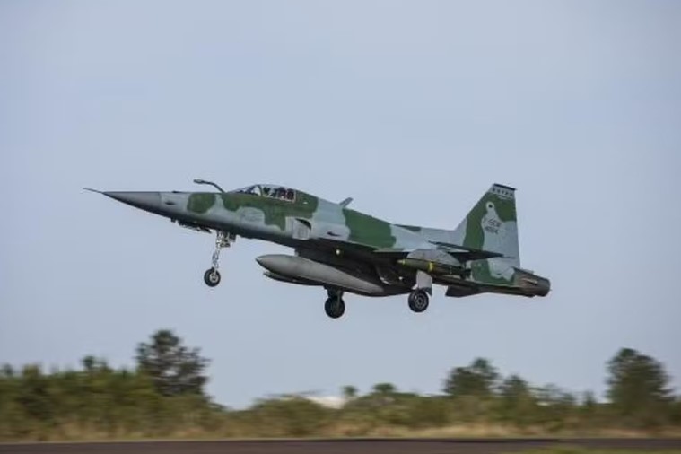 Caça F-5 EM Tiger II é o modelo da aeronave que caiu em Parnamirim nesta terça-feira (22)