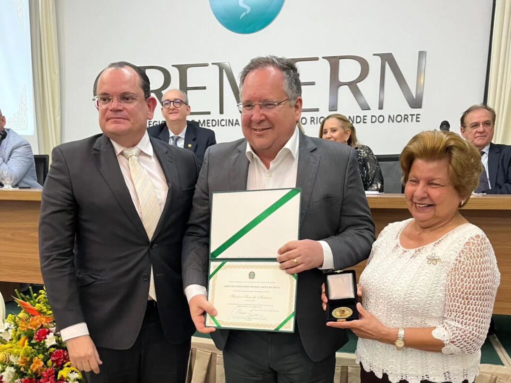 Dr. Flaubert Sena é homenageado com comenda do Conselho de Medicina do RN