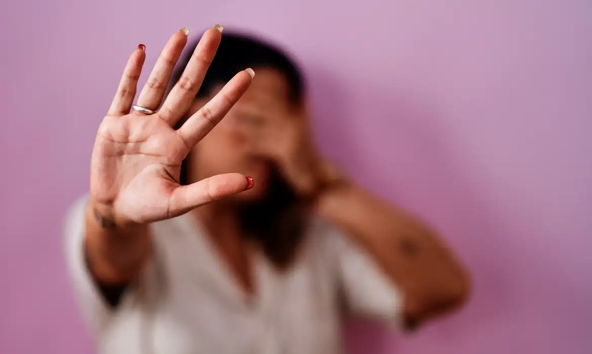 Deputada federal acusa marido de agressões físicas e psicológicas