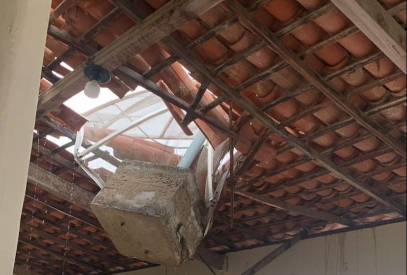 APÓS FORTES VENTOS, TETO DE ESCOLA EM CURRAIS NOVOS É AVARIADO