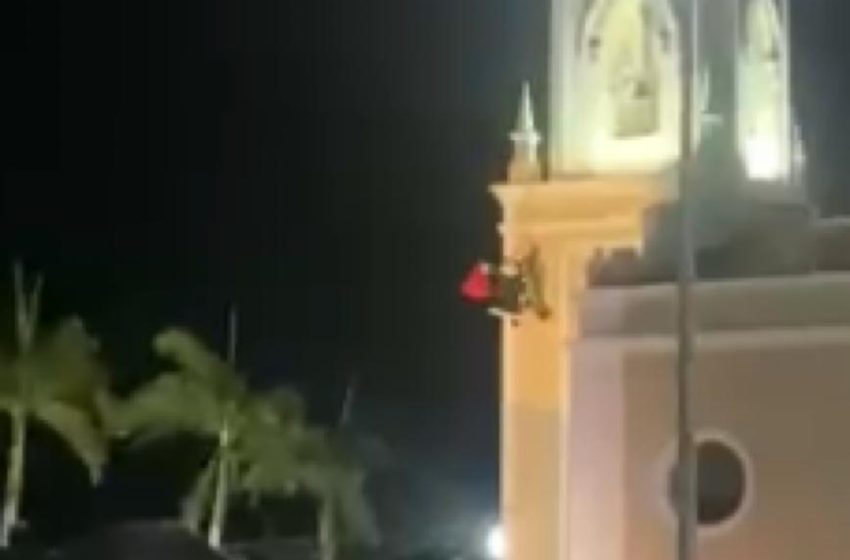 VÍDEO: PAPAI NOEL DESCE DE TORRE DA IGREJA NA ABERTURA DA PROGRAMAÇÃO DO NATAL LUZES DO SERTÃO