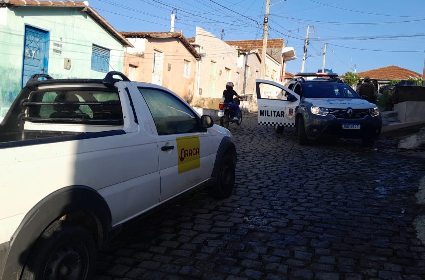 Polícia militar em ação rápida recupera veículo roubado em zona rural de Currais Novos após colocar em prática o plano resposta.
