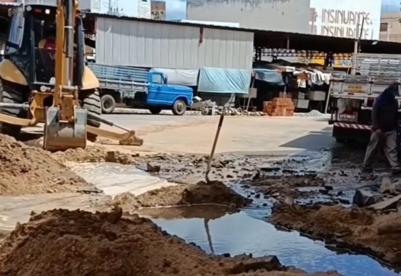 Caern faz reparo de rede no centro de Currais Novos. Parte da rua da feira segue interditada