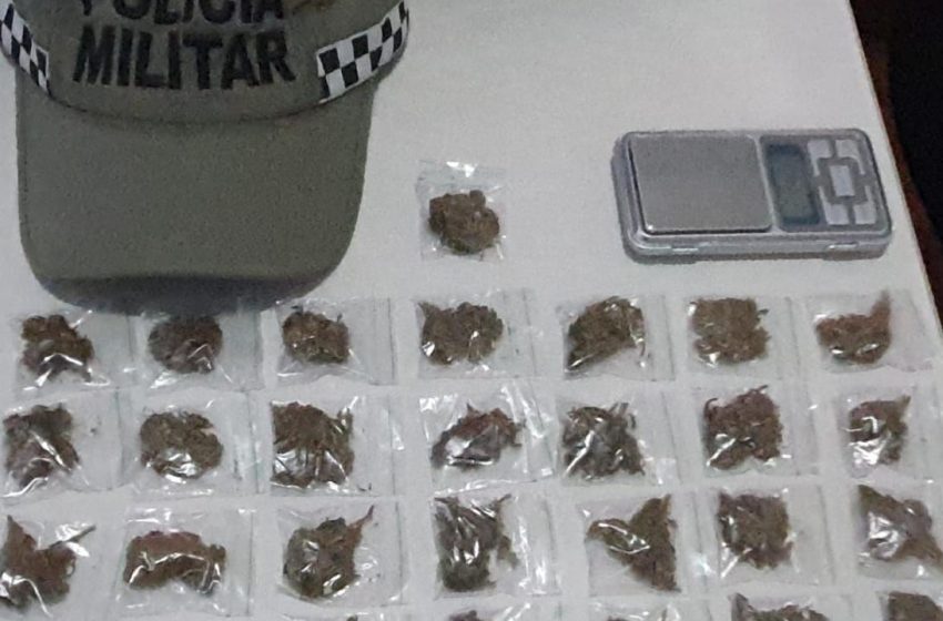A Polícia Militar do 13º Batalhão apreendeu, na tarde desta sexta-feira (12), um adolescente de 16 anos com uma quantidade significativa de maconha. A apreensão ocorreu no bairro Silvio Bezerra de Melo, enquanto os policiais faziam ronda na área. Com o adolescente, foram encontradas 29 porções de substancias análogas a maconha . Ele foi conduzido à delegacia da Polícia Civil, juntamente com seus responsáveis, para prestar esclarecimentos