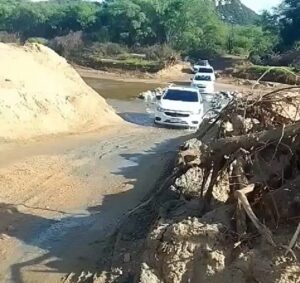 Motoristas pagam até R$ 30 para usar desvio improvisado em fazenda após rompimento de ponte na BR-304 no RN