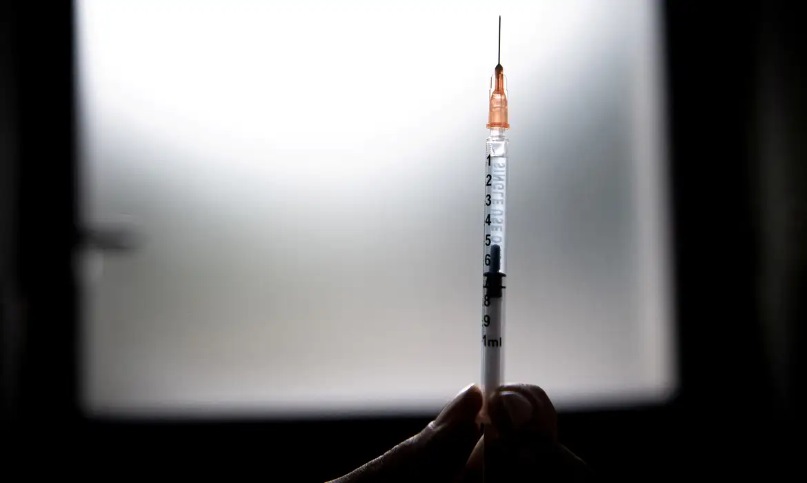 Governo anuncia vacina 100% nacional contra a dengue no SUS em 2026