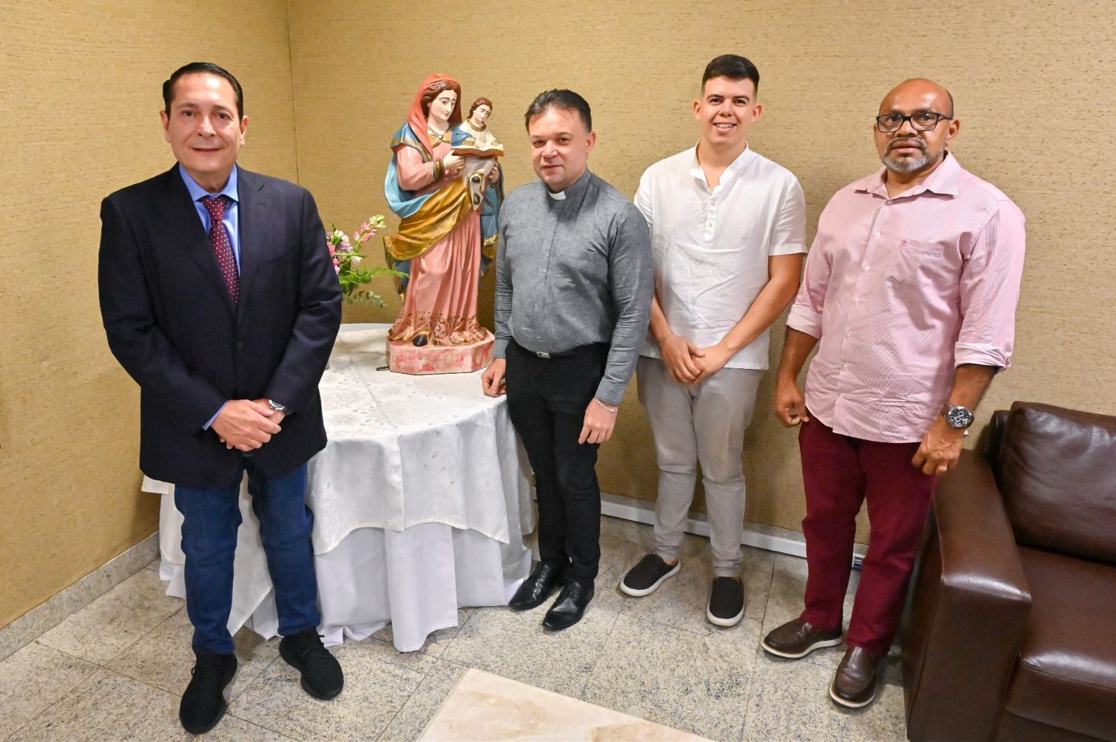 Imagem peregrina de Sant’Ana faz tradicional visita à Assembleia Legislativa